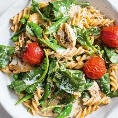 Creamy chicken and pea carbonara pasta