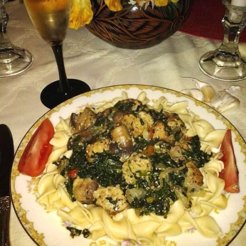 Spinach-Mushroom Pasta & Meatballs in Garlic-Wine Sauce