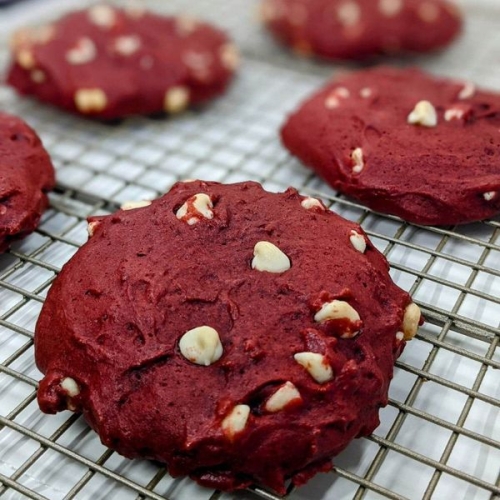 Low Calorie Red Velvet White Chip Cookies – CRUMBL copycat