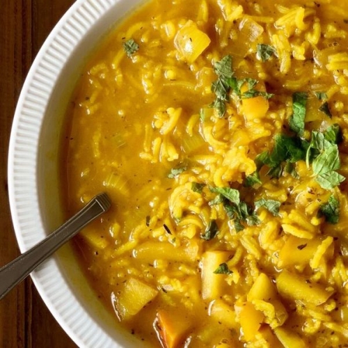 Spicy Vegan Curry, Apples and Onions Soup