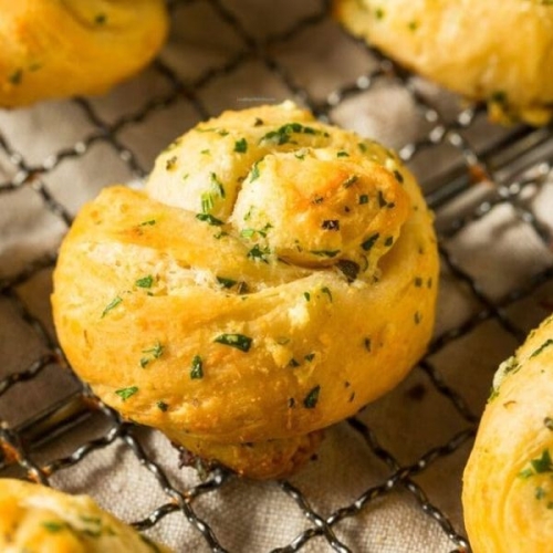 Low Calorie Garlic Knots