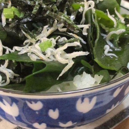 Low-Cal Wakame Seaweed and Shirasu Rice Bowl