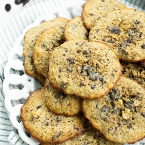 Low-Calorie Chocolate Chip Oatmeal Cookies