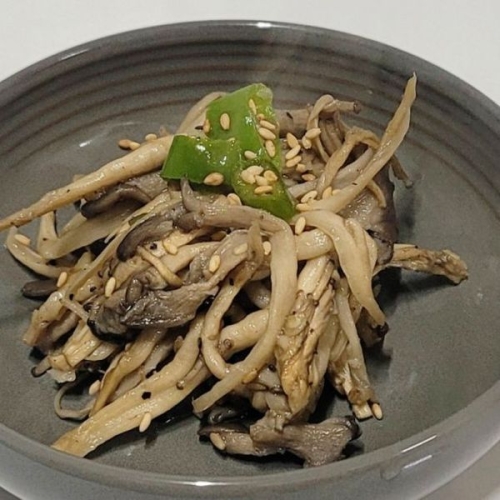 Making stir-fried oyster mushrooms with simple side dishes